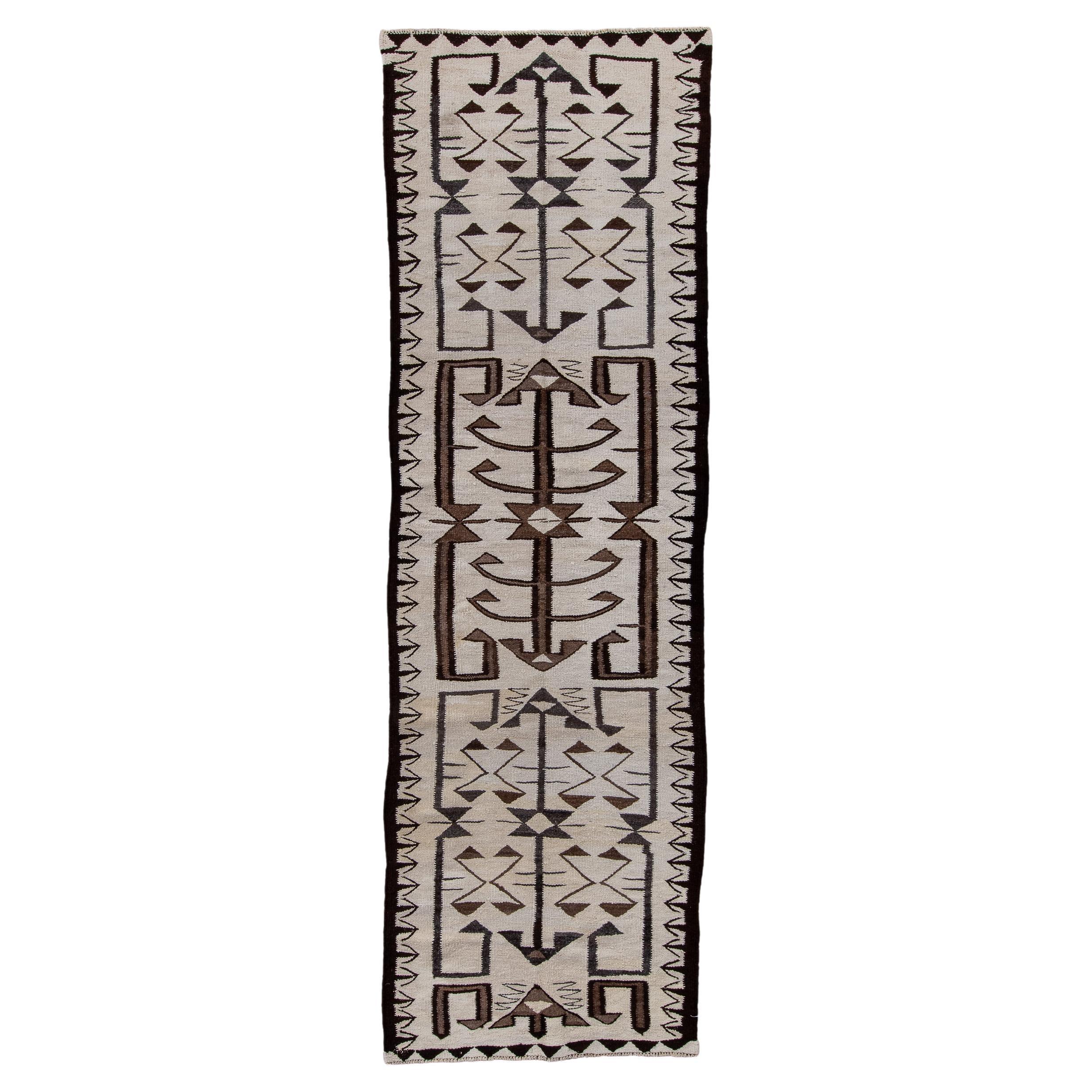 Tapis de couloir Kilim turc vintage avec terrain beige et bordure noire