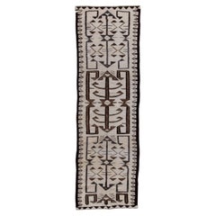 Runner Kilim turco vintage con campo beige e bordo nero