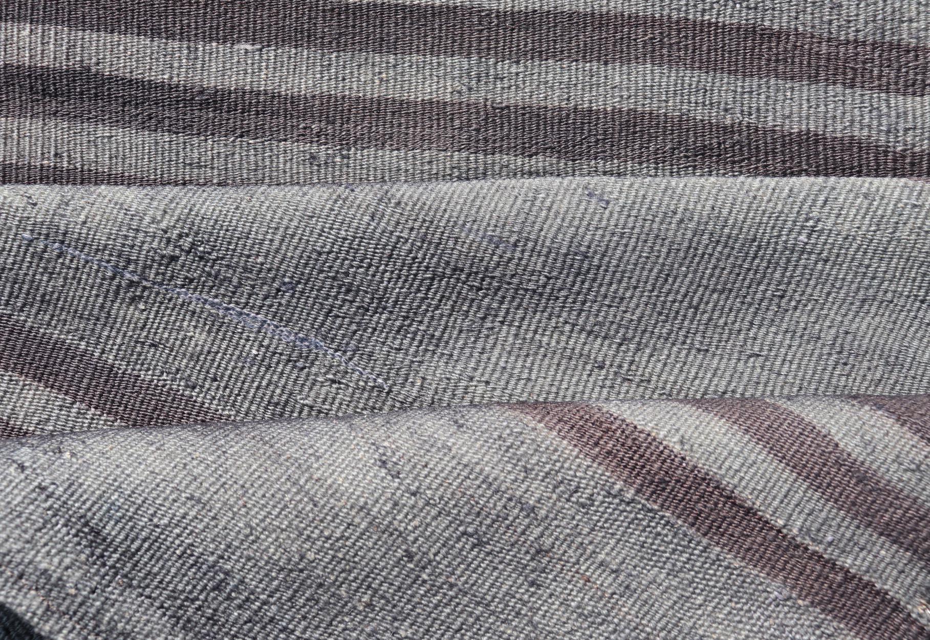 Alfombra Turca Kilim Vintage Con Elegantes Rayas Grises y Marrones 2'4 x 9'3 en venta 4