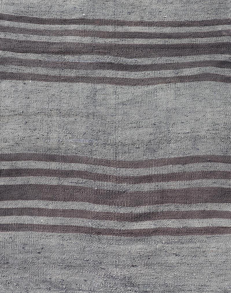 Alfombra Turca Kilim Vintage Con Elegantes Rayas Grises y Marrones 2'4 x 9'3 Tejido a mano en venta