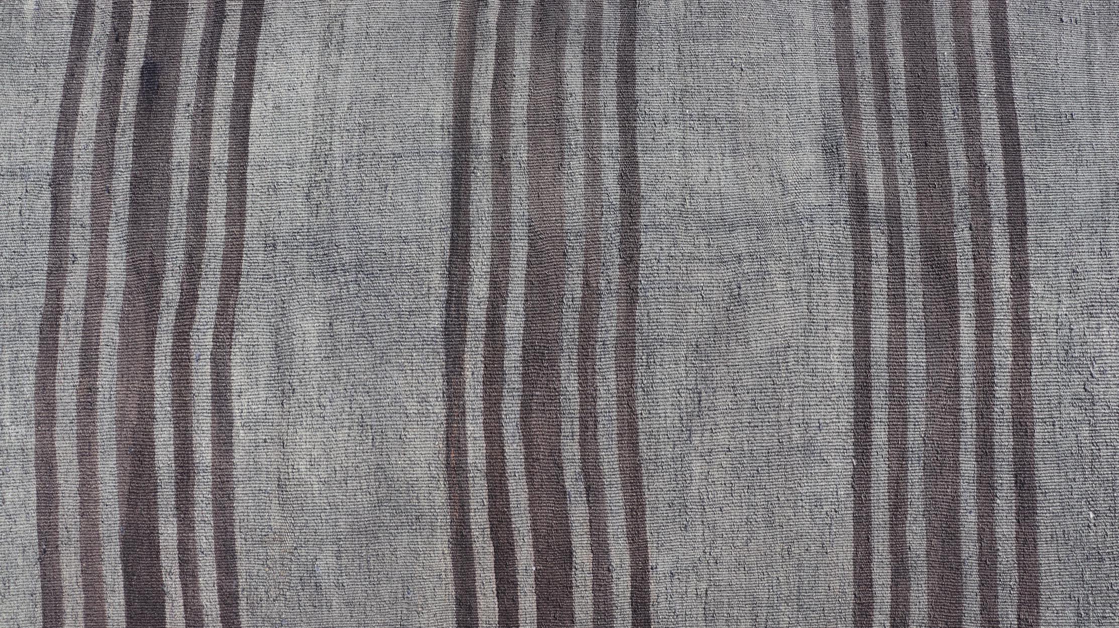Alfombra Turca Kilim Vintage Con Elegantes Rayas Grises y Marrones 2'4 x 9'3 en Bueno estado para la venta en Atlanta, GA