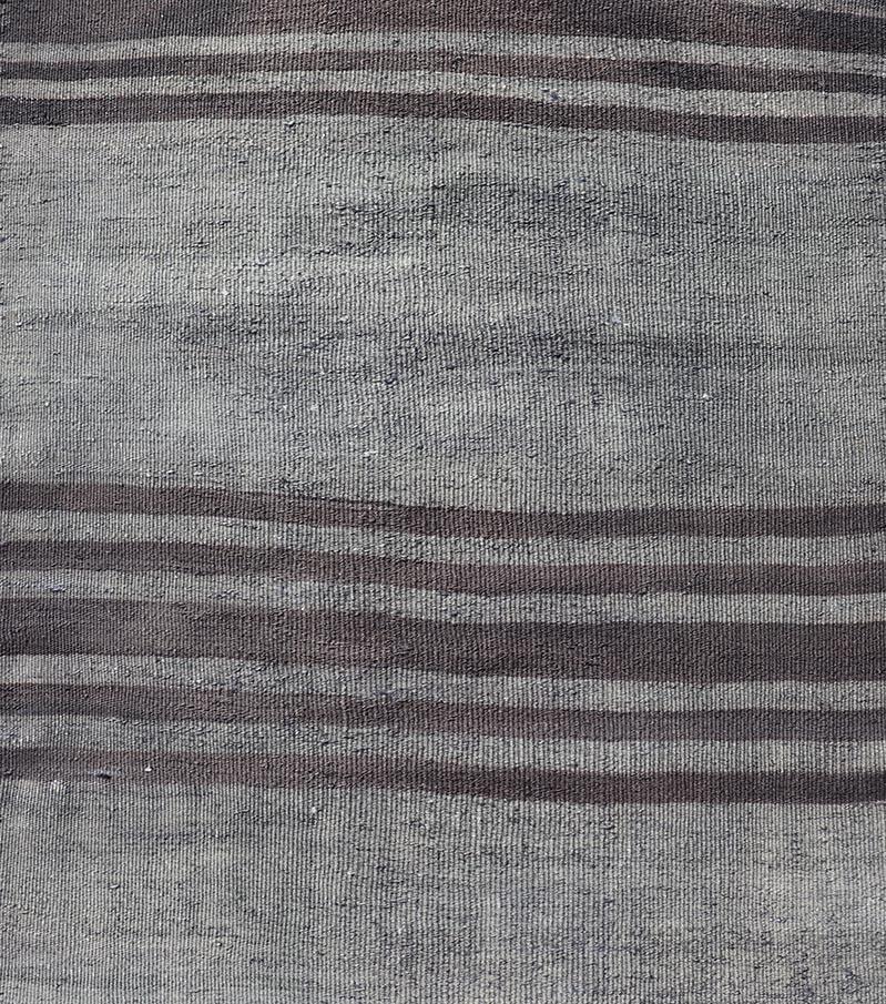 Alfombra Turca Kilim Vintage Con Elegantes Rayas Grises y Marrones 2'4 x 9'3 siglo XX en venta