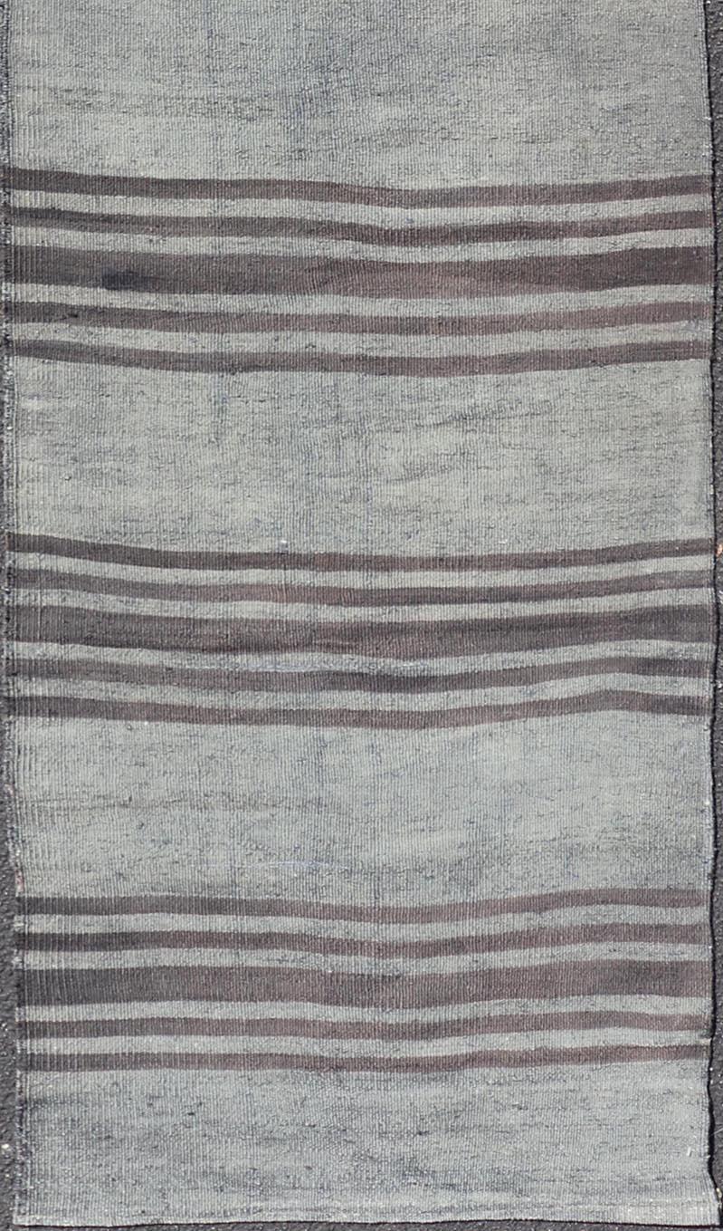 Alfombra Turca Kilim Vintage Con Elegantes Rayas Grises y Marrones 2'4 x 9'3 en venta 2