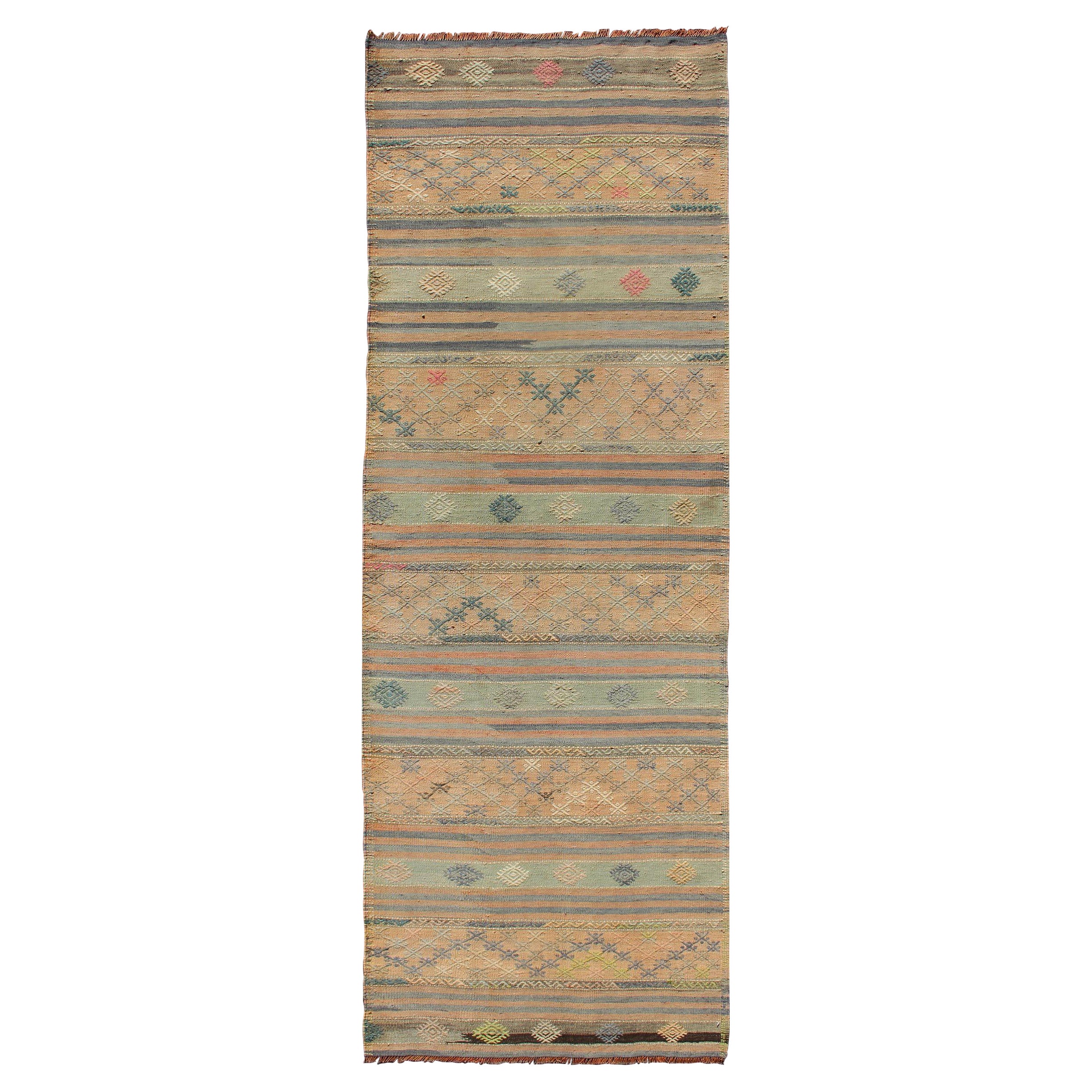 Türkischer Kelim-Läufer mit geometrischem Design und bunten Streifen, Vintage