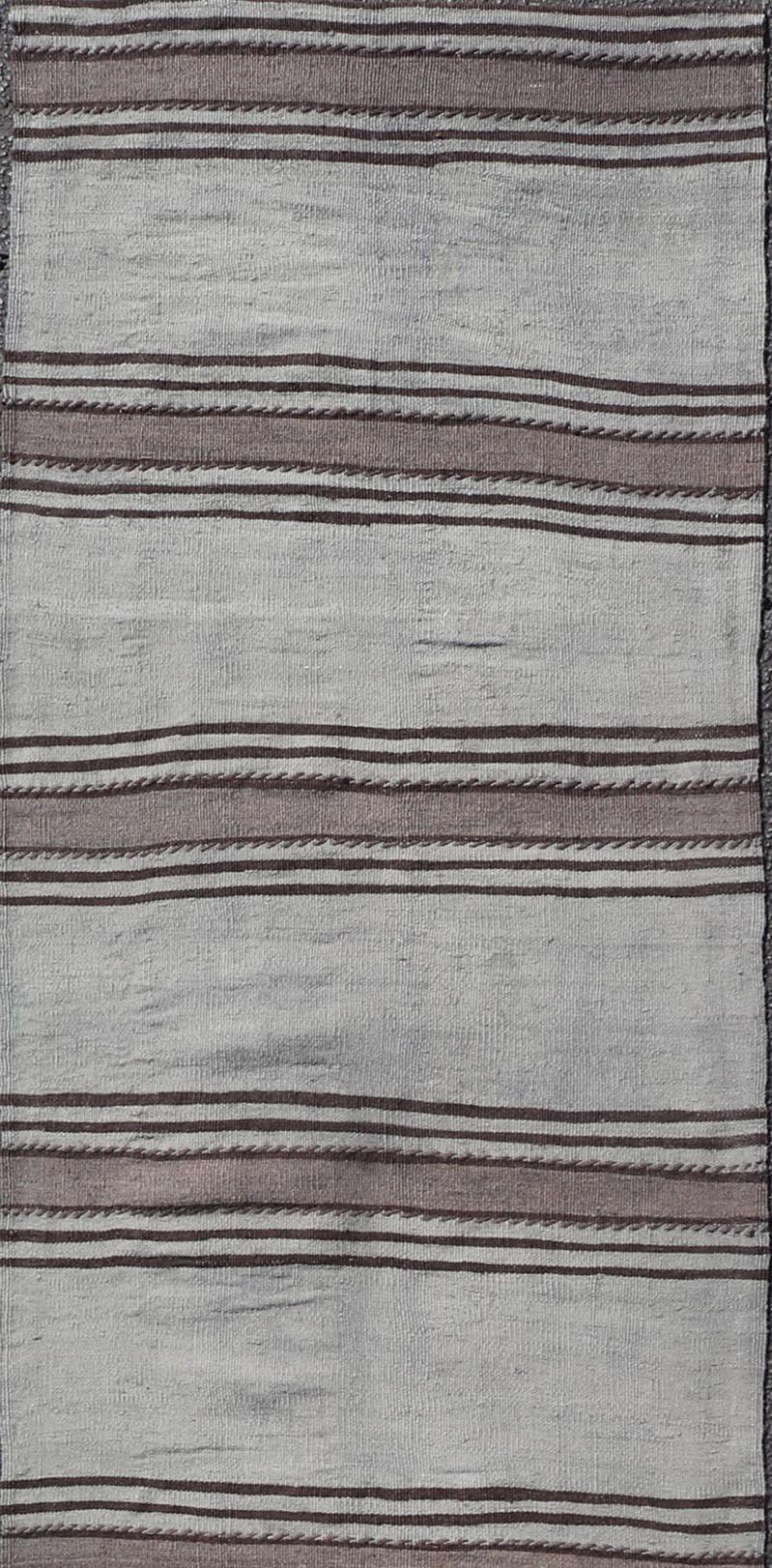 Misure: 2'5 x 10'5 
Runner Kilim turco vintage a strisce grigie e marroni 2'5 x 10'5 
Keivan Woven Arts / Tappeto / EN-13752 Paese d'origine / tipo: Turchia / Kilim 

Il runner Kilim turco vintage è una miscela magistrale di artigianato tradizionale