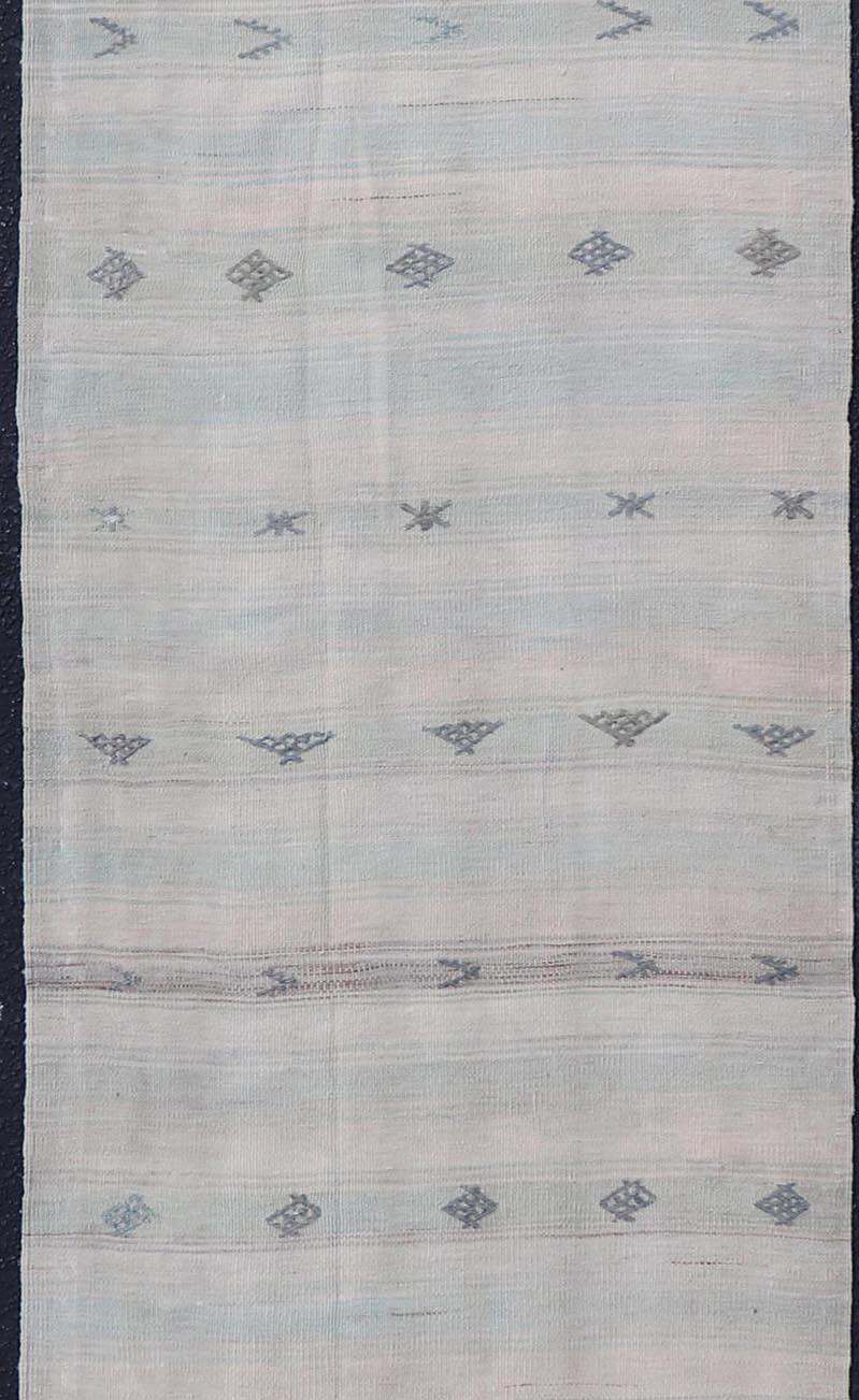 Vintage-Kilim-Läufer in Eisblau, Taupe und hellen neutralen Farben. Keivan Woven Arts/Trog EN-179378, Herkunftsland/Typ: Türkei / Kelim, etwa Mitte des 20. Jahrhunderts.

Maße: 2'7 x 11'5.