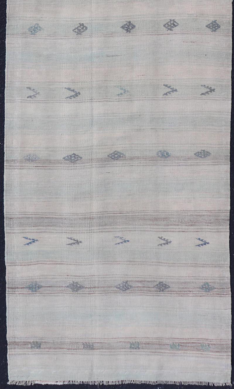Türkischer Kelim-Läufer mit horizontalen Streifen und Stammesmotiven, Vintage (Handgewebt) im Angebot