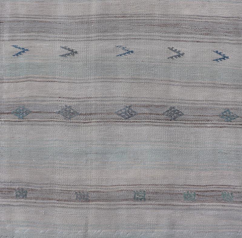 Türkischer Kelim-Läufer mit horizontalen Streifen und Stammesmotiven, Vintage im Angebot 3