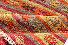Türkischer Vintage-Kilim-Läufer mit mehrfarbigen Streifen und Tribal-Motiven2'9 x 10'6