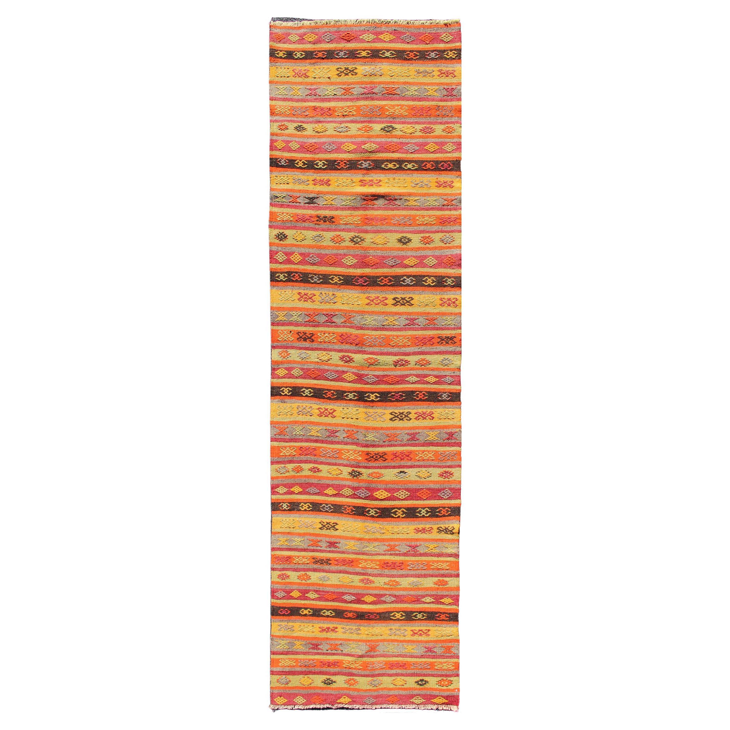 Türkischer Vintage-Kilim-Läufer mit mehrfarbigen Streifen und Tribal-Motiven2
9 x 10
6 im Angebot