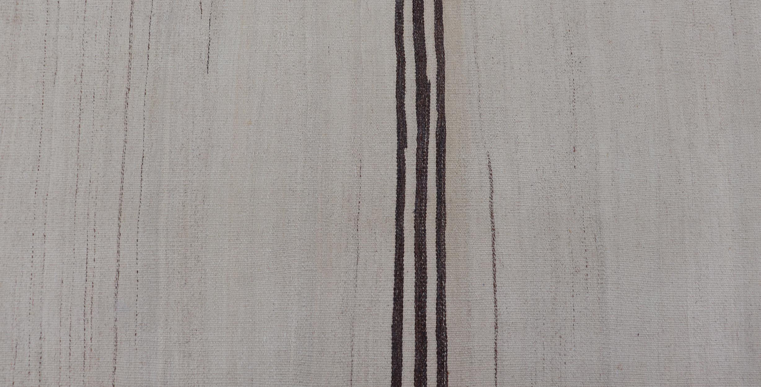 Maße: 2'5 x 13'10 
Vintage Turkish Kilim Läufer mit neutralen Tönen und eleganten Streifen 2'5 x 13'10. Keivan Woven Arts / Teppich / EN-15560 Herkunftsland / Art: Türkei / Kelim. 
Der türkische Kelim-Läufer zeichnet sich durch eine ruhige Mischung