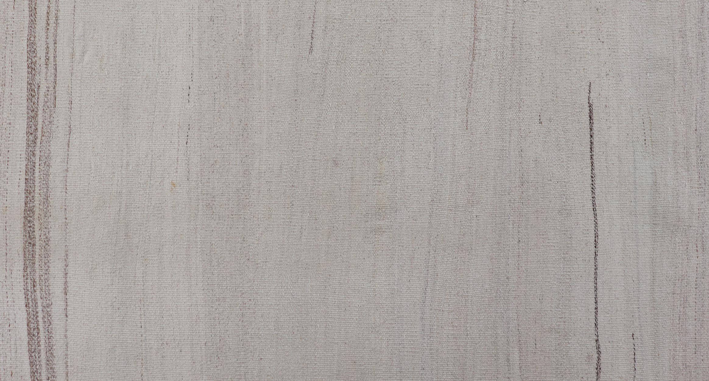 Türkischer Kelim-Läufer im Vintage-Stil mit neutralen Tönen und eleganten Streifen 2'5 x 13'10 (Handgewebt) im Angebot