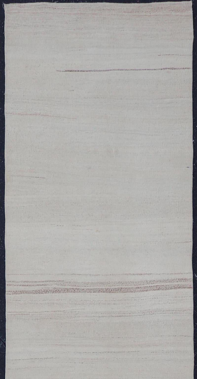 Türkischer Kelim-Läufer im Vintage-Stil mit neutralen Tönen und eleganten Streifen 2'5 x 13'10 im Zustand „Gut“ im Angebot in Atlanta, GA