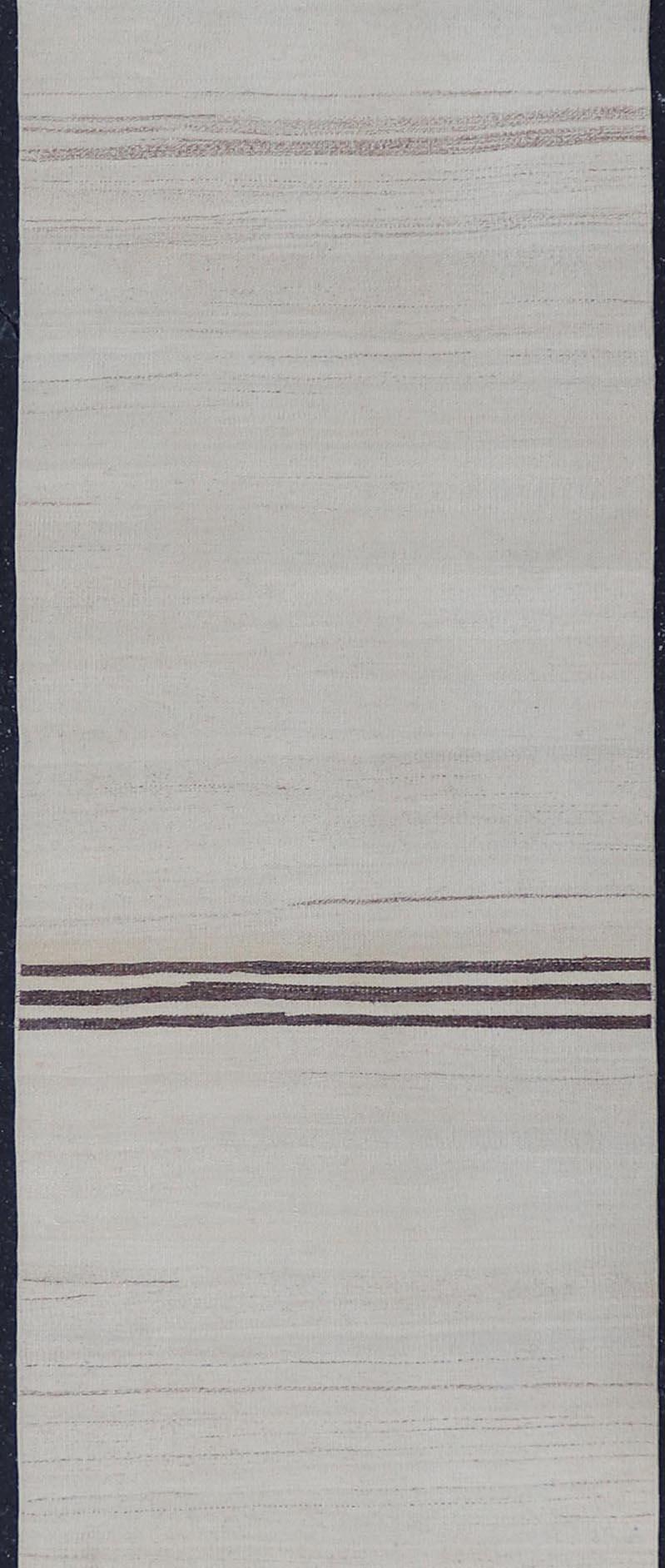 Türkischer Kelim-Läufer im Vintage-Stil mit neutralen Tönen und eleganten Streifen 2'5 x 13'10 (20. Jahrhundert) im Angebot