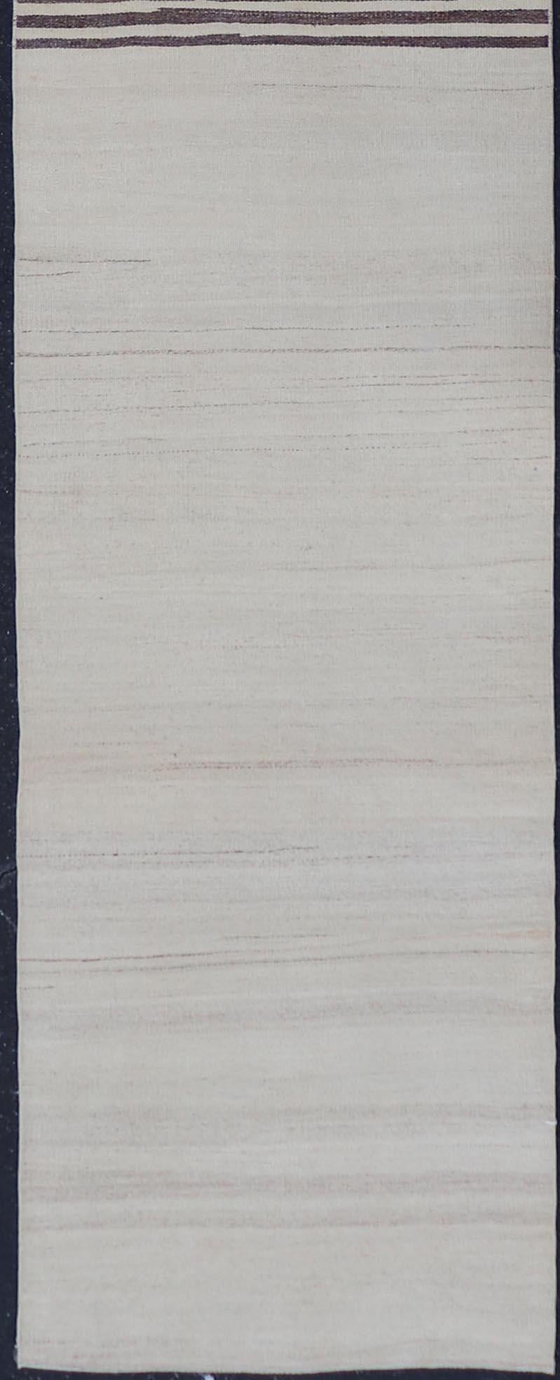 Türkischer Kelim-Läufer im Vintage-Stil mit neutralen Tönen und eleganten Streifen 2'5 x 13'10 (Wolle) im Angebot