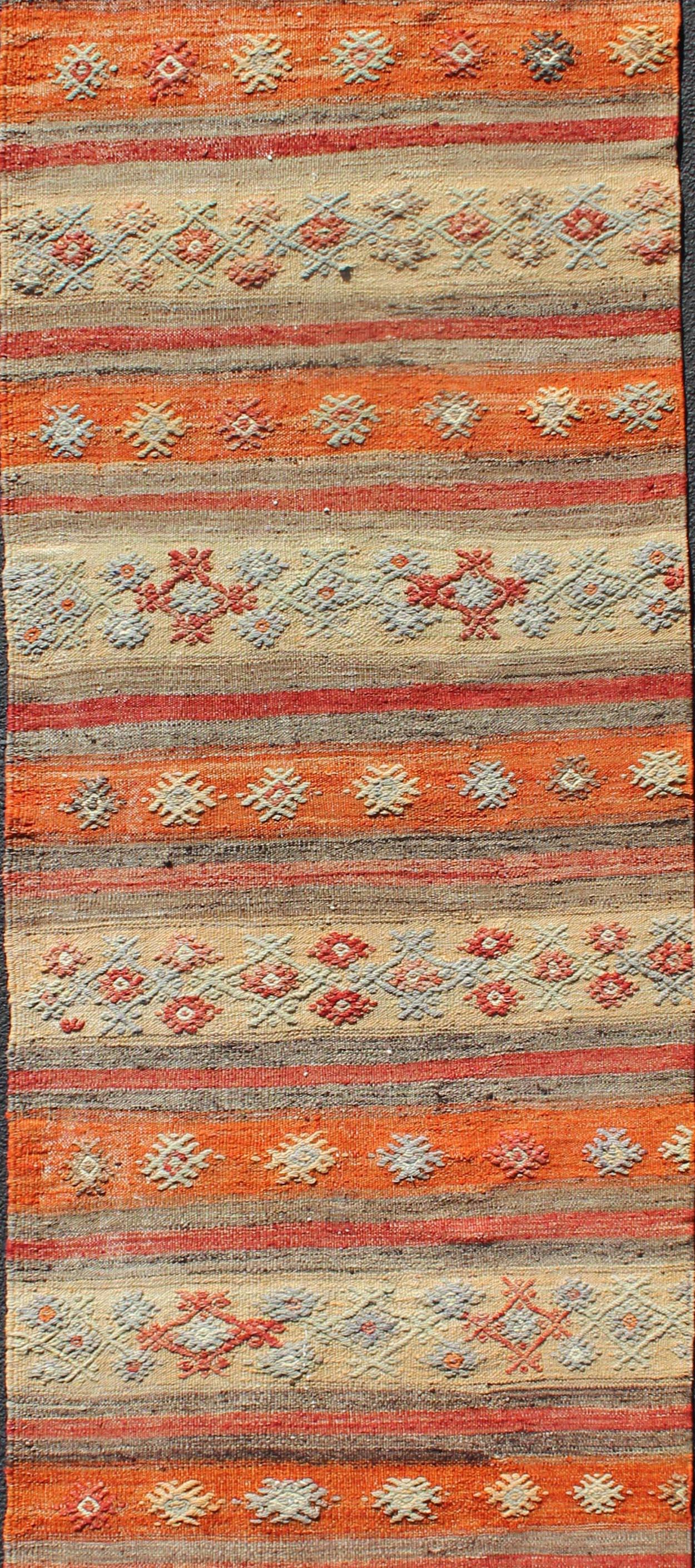 Misure: 2'11 x 11'7 

Tappeto Kilim turco vintage con strisce arancioni, taupe e blu tenue2'11 x 11'7. Keivan Woven Arts / tappeto/TU-NED-609, paese d'origine/tipo: Turchia / Kilim, circa 1950.  

Questo runner kilim turco vintage presenta un
