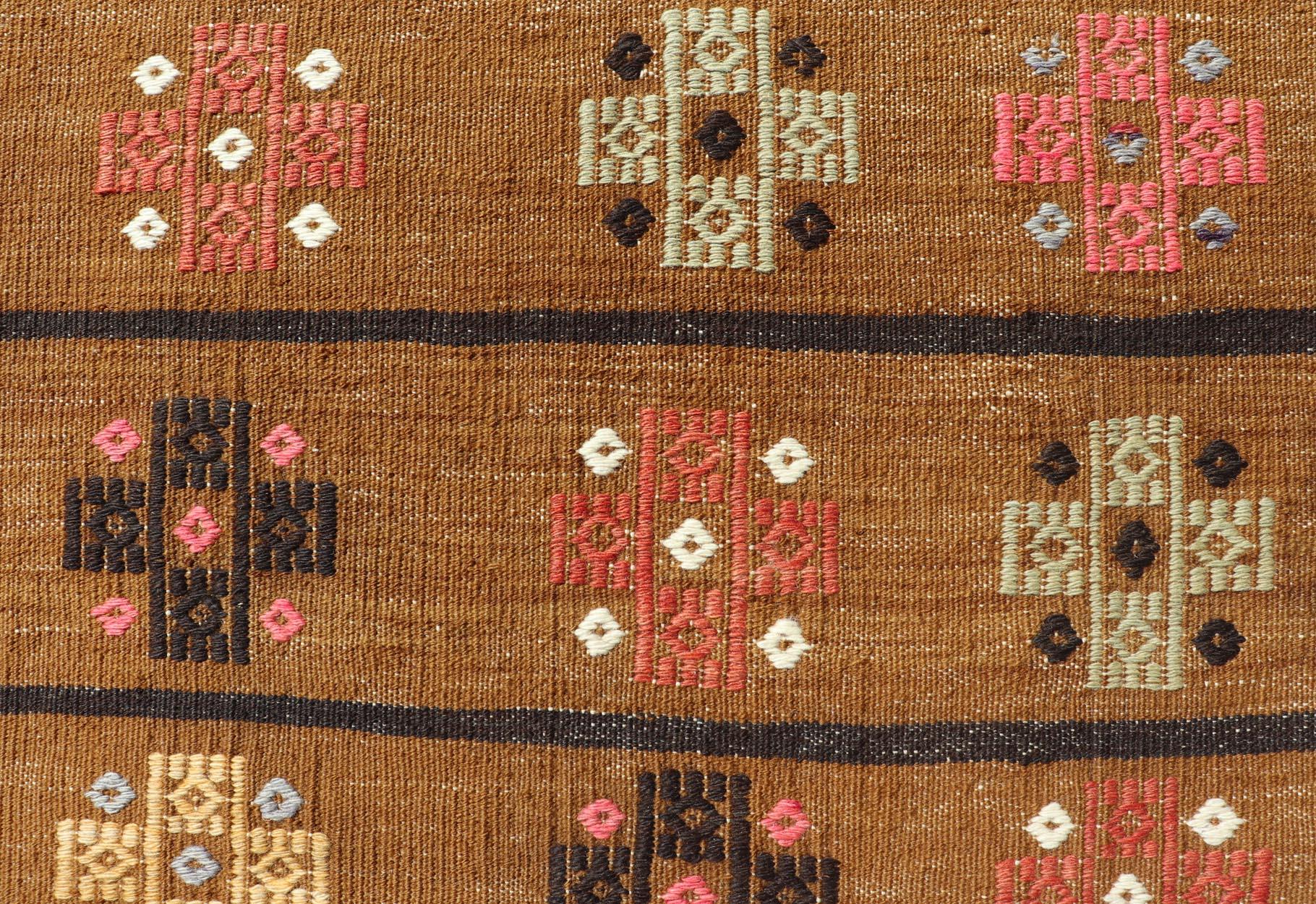 Misure: 3'2 x 8'6 

Tappeto Kilim turco vintage con motivi geometrici marrone intenso 3'2 x 8'6. Keivan Woven Arts / Tappeto / EN-13767 Paese d'origine / tipo: Turchia / Kilim 

Il runner Kilim turco vintage è un pezzo d'arte accattivante,