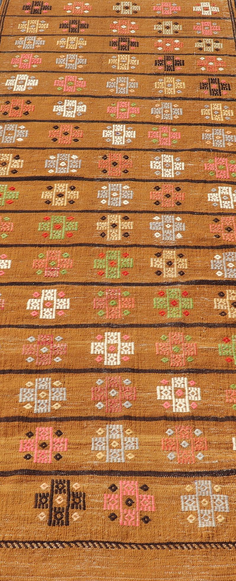 XX secolo Runner kilim turco vintage con motivi geometrici marrone intenso 3'2 x 8'6 in vendita