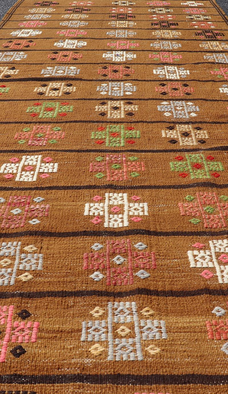 Lana Runner kilim turco vintage con motivi geometrici marrone intenso 3'2 x 8'6 in vendita