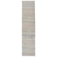 Runner Kilim turco vintage con strisce morbide e design moderno in colori tenui