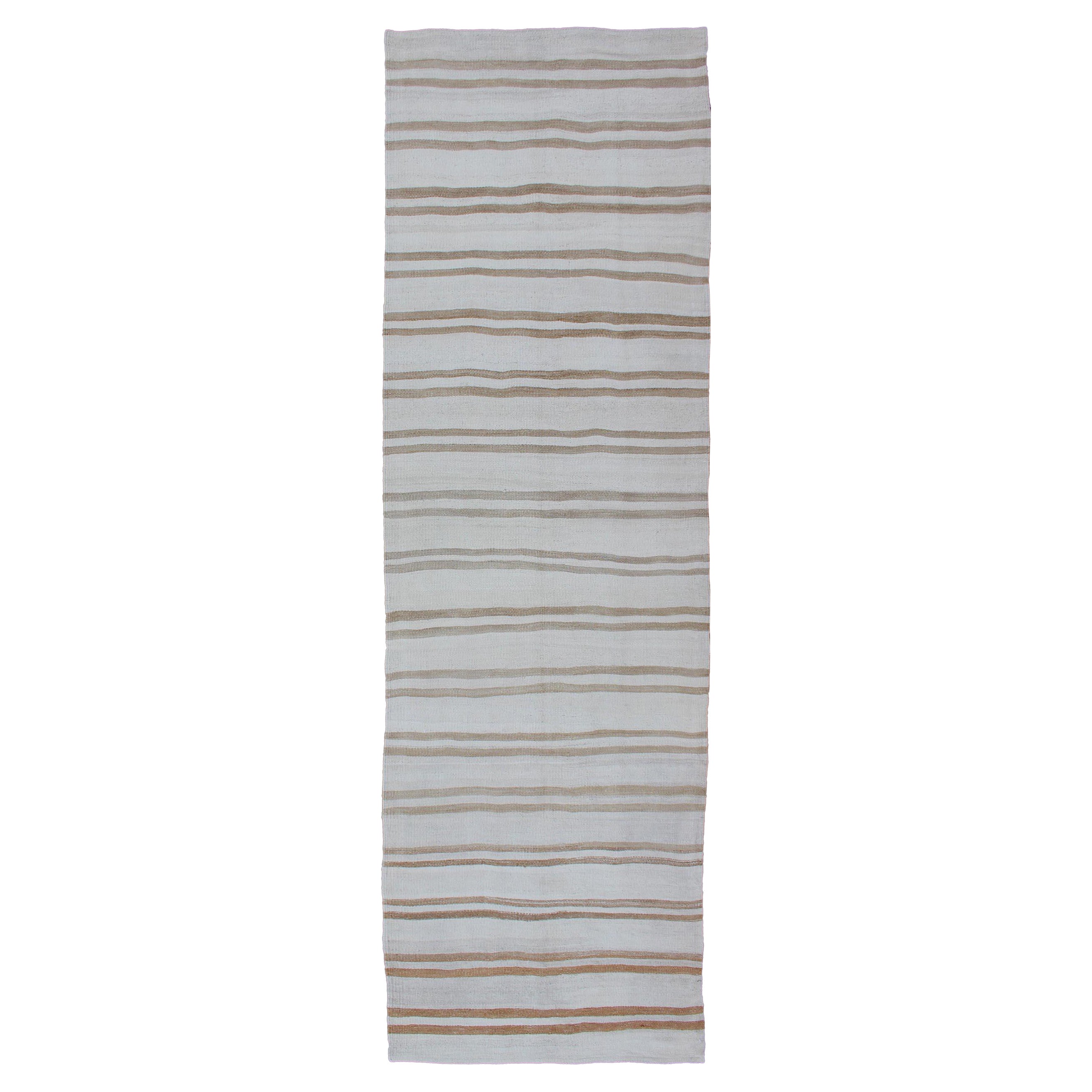 Runner Kilim turco vintage con disegno a strisce nei toni del marrone chiaro e del crema