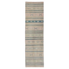Türkischer Kelim-Läufer im Vintage-Stil mit blauen, grauen und braunen Streifen