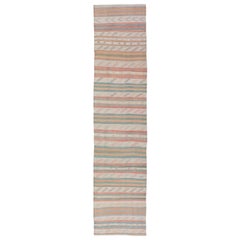 Türkischer Vintage-Kilim-Läufer mit Streifen in Creme, Hellgrün, Koralle und Gelb