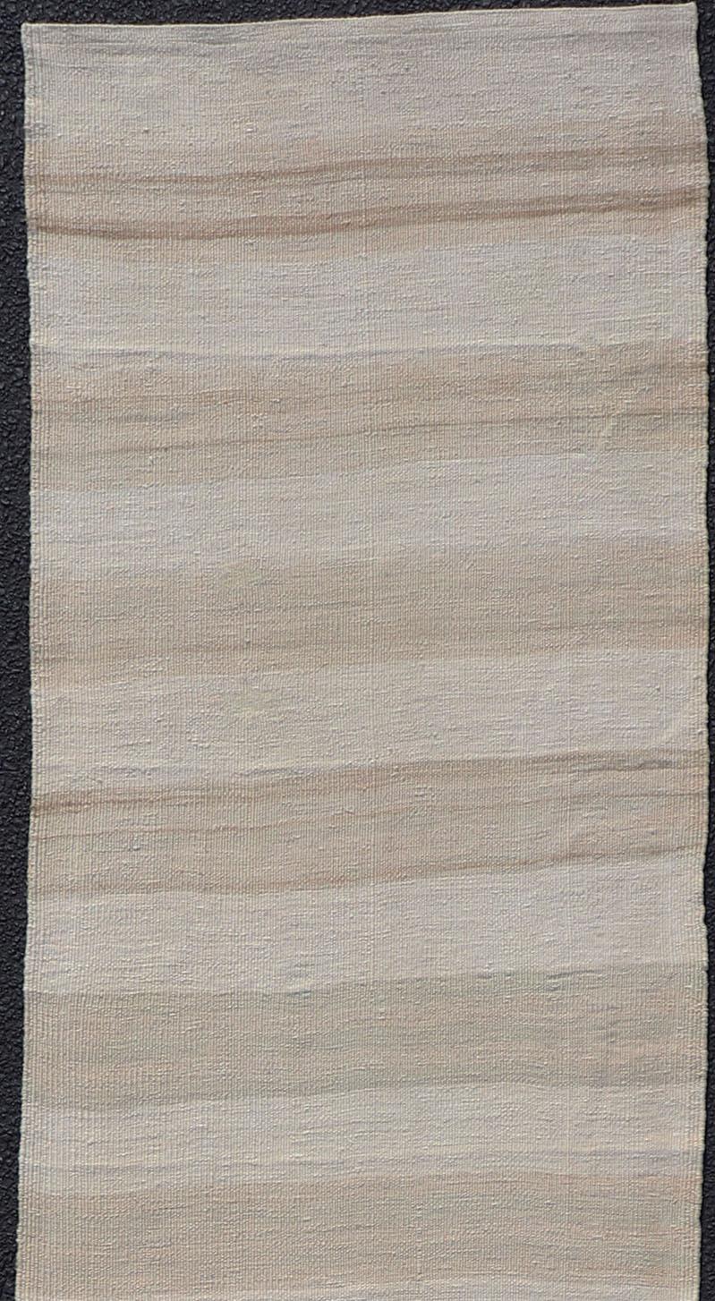 Alfombra EN-165888 de color crema y topo, diseño de rayas claras, país de origen / tipo: Turquía / Kilim, hacia 1950.

Medidas: 2'4 x 11'9

Esta alfombra Kilim de tejido plano, procedente de Turquía, presenta una emocionante composición de rayas