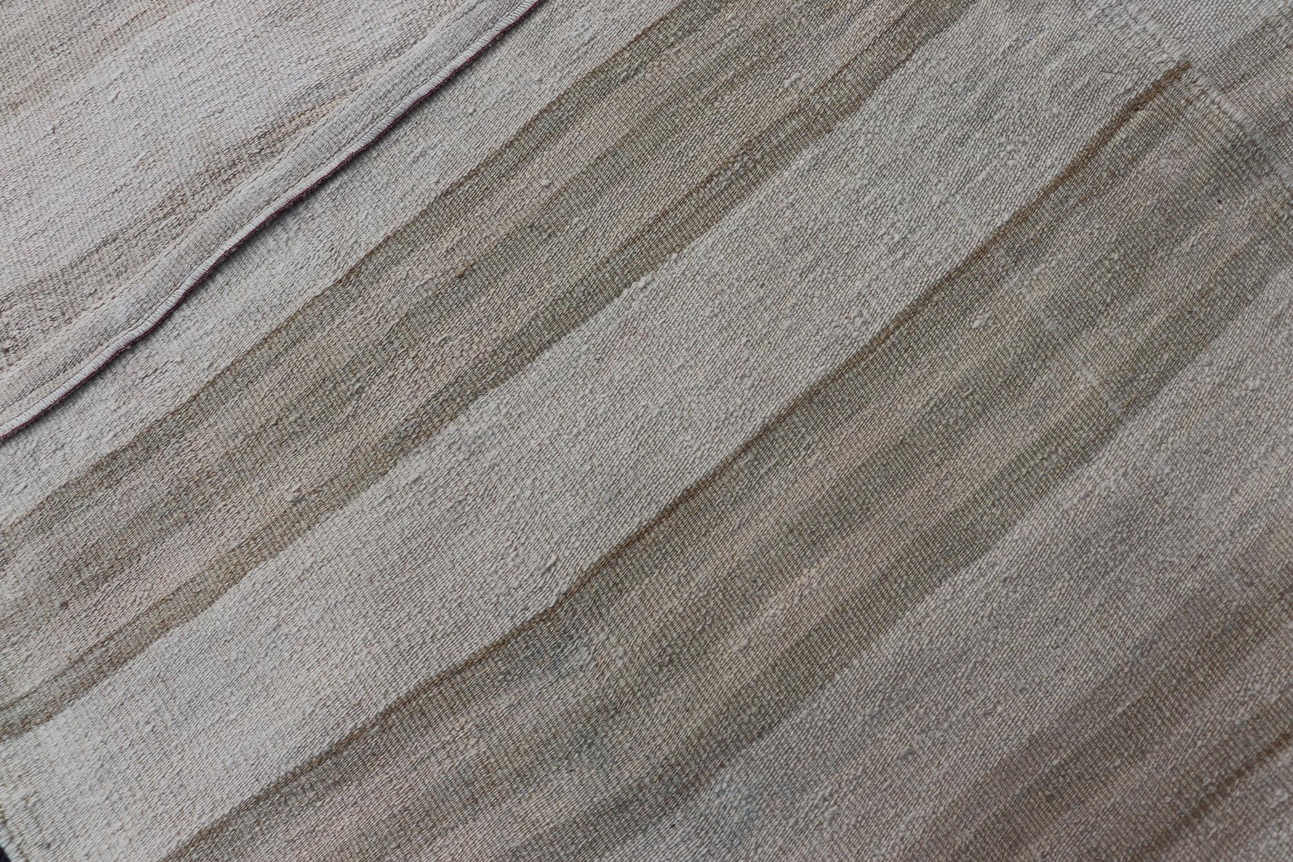 Alfombra Turca Kilim Vintage con Rayas en Taupe Claro y Tonos Neutros siglo XX en venta
