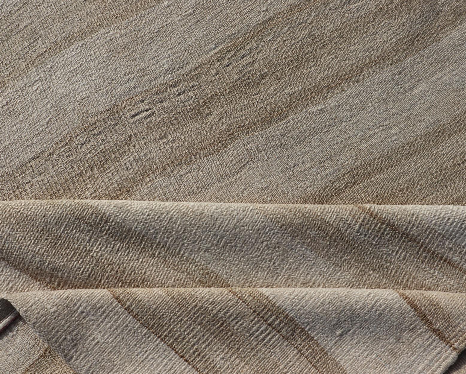 Alfombra Turca Kilim Vintage con Rayas en Taupe Claro y Tonos Neutros en venta 1