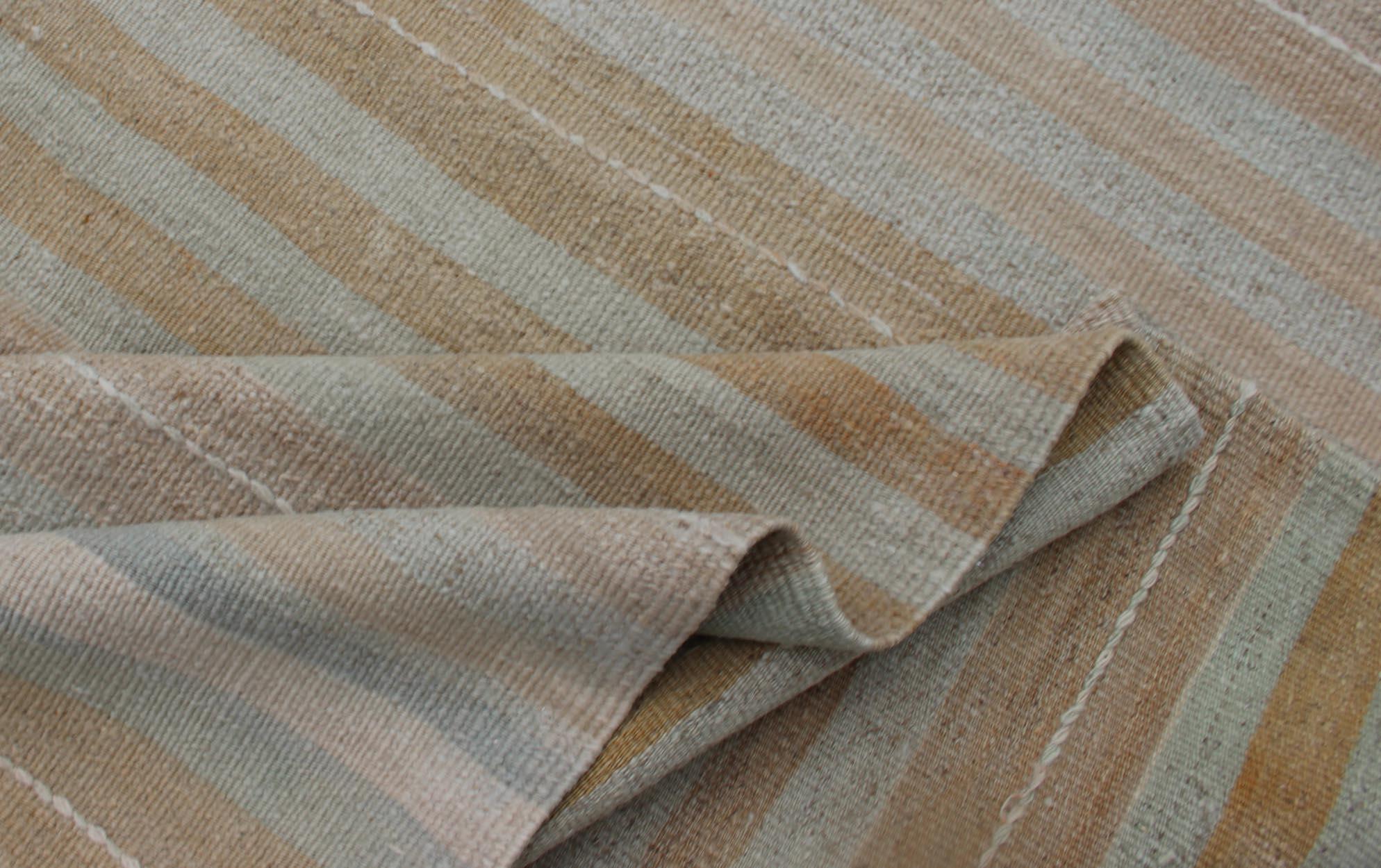 Türkischer Kelim-Läufer mit Streifen in hellem Taupe und neutralen Tönen im Angebot 3
