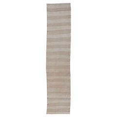 Runner vintage in kilim turco a strisce nei toni neutri e del taupe chiaro