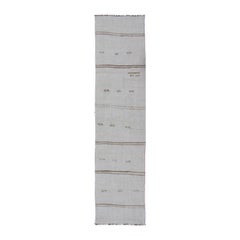 Türkischer Kelim-Läufer mit Streifen in Off-White & Light Brown