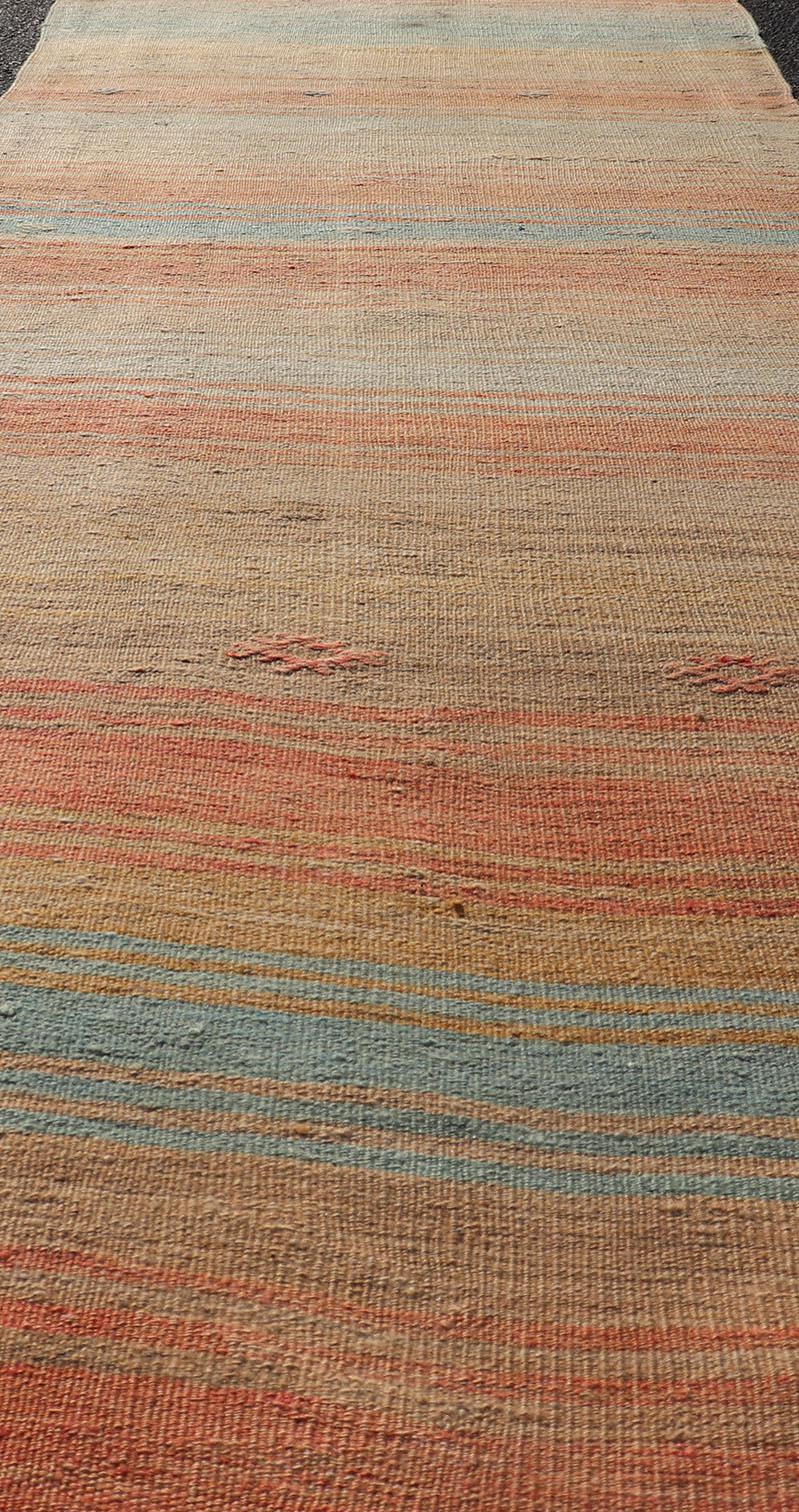 Alfombra Turca Kilim Vintage con Rayas en Naranja, Topo, Marrón, Crema y Azul en Bueno estado para la venta en Atlanta, GA