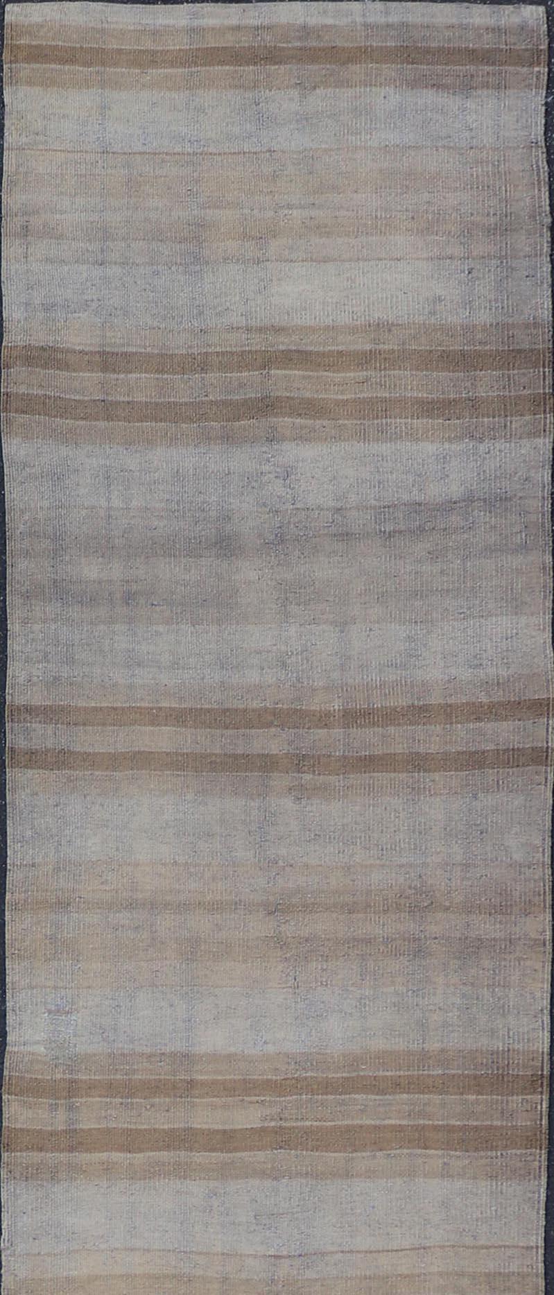 Vintage Turkish Kilim Läufer mit subtilen erdigen Streifen in Beige 2'5