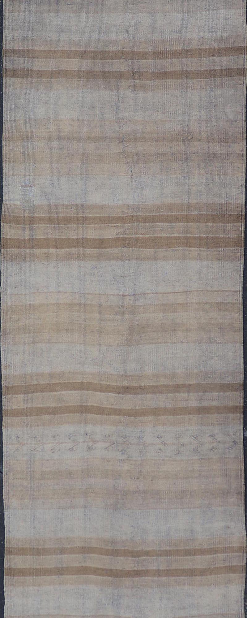 Vintage Turkish Kilim Läufer mit subtilen erdigen Streifen in Beige 2'5