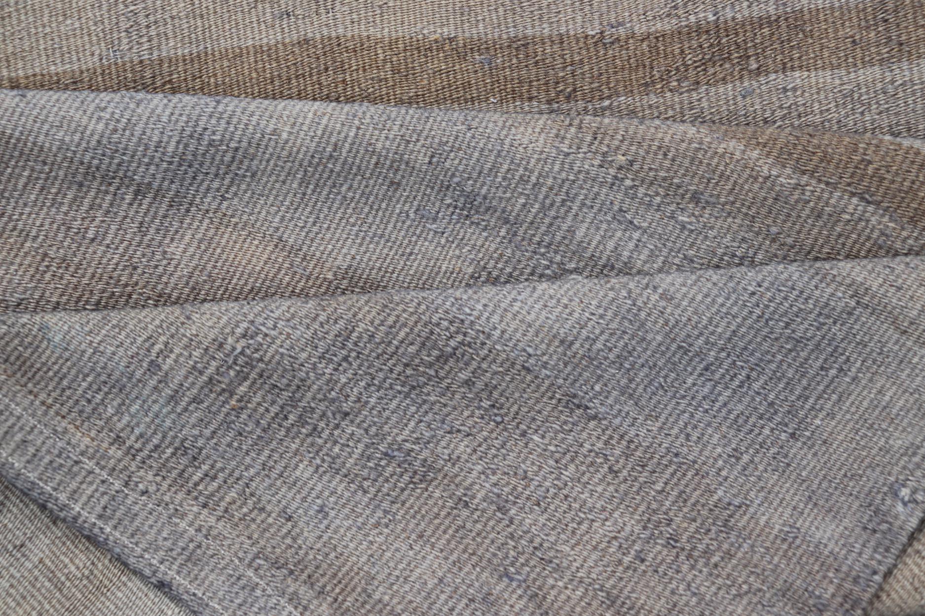 Vintage Turkish Kilim Läufer mit subtilen erdigen Streifen in Beige 2'5