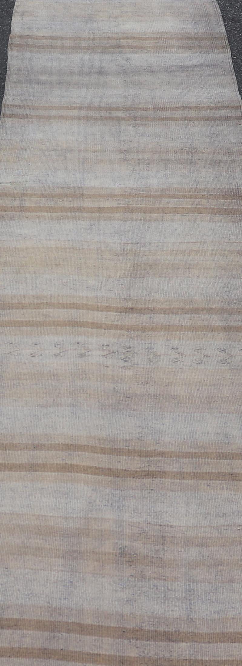 Vintage Turkish Kilim Läufer mit subtilen erdigen Streifen in Beige 2'5