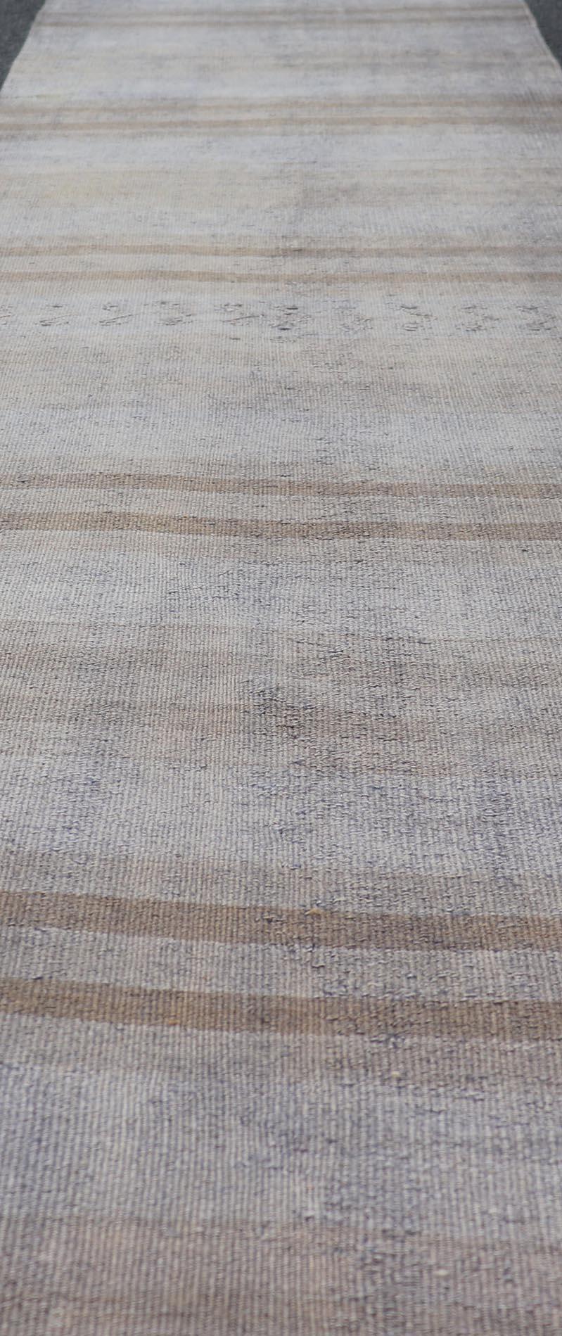 Vintage Turkish Kilim Läufer mit subtilen erdigen Streifen in Beige 2'5