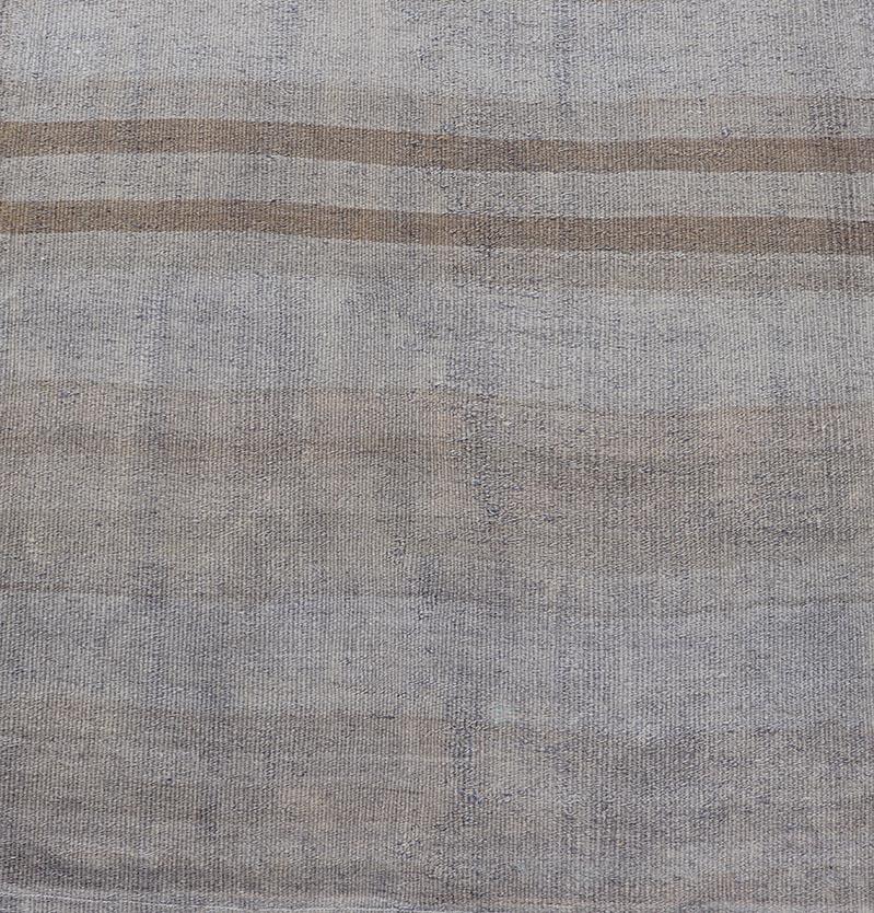 Vintage Turkish Kilim Läufer mit subtilen erdigen Streifen in Beige 2'5