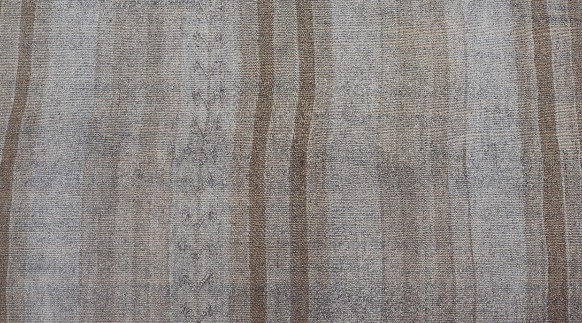 Vintage Turkish Kilim Läufer mit subtilen erdigen Streifen in Beige 2'5