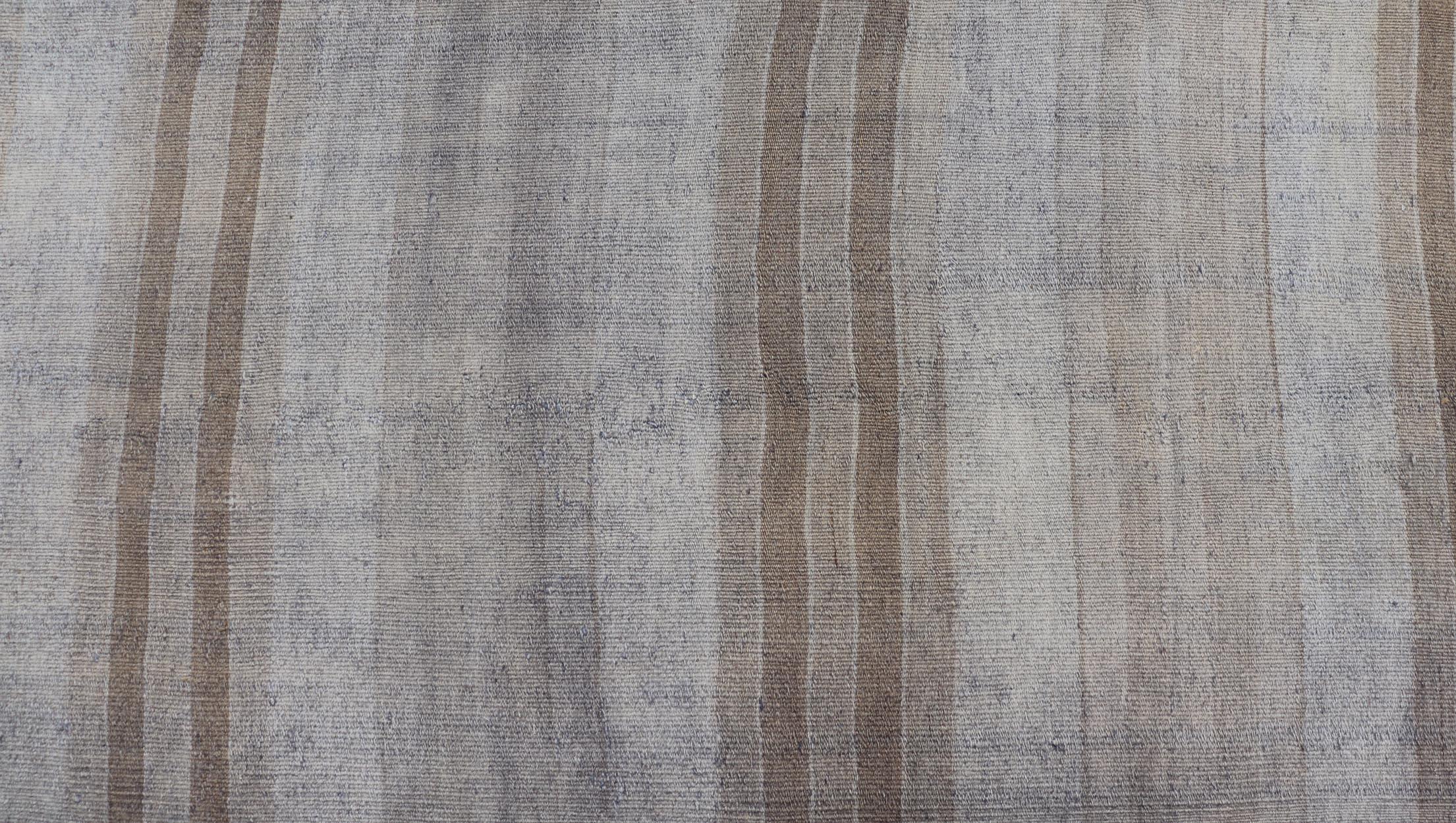Vintage Turkish Kilim Läufer mit subtilen erdigen Streifen in Beige 2'5