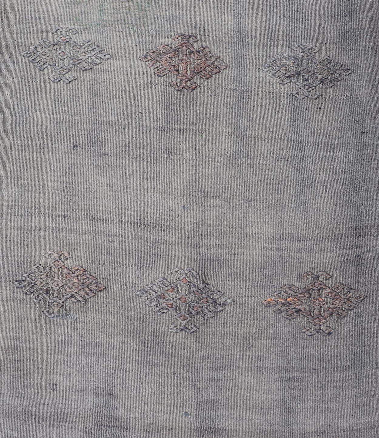 Türkischer Kelim-Läufer im Vintage-Stil mit subtilen geometrischen Motiven und weichen grauen Tönen im Angebot 4