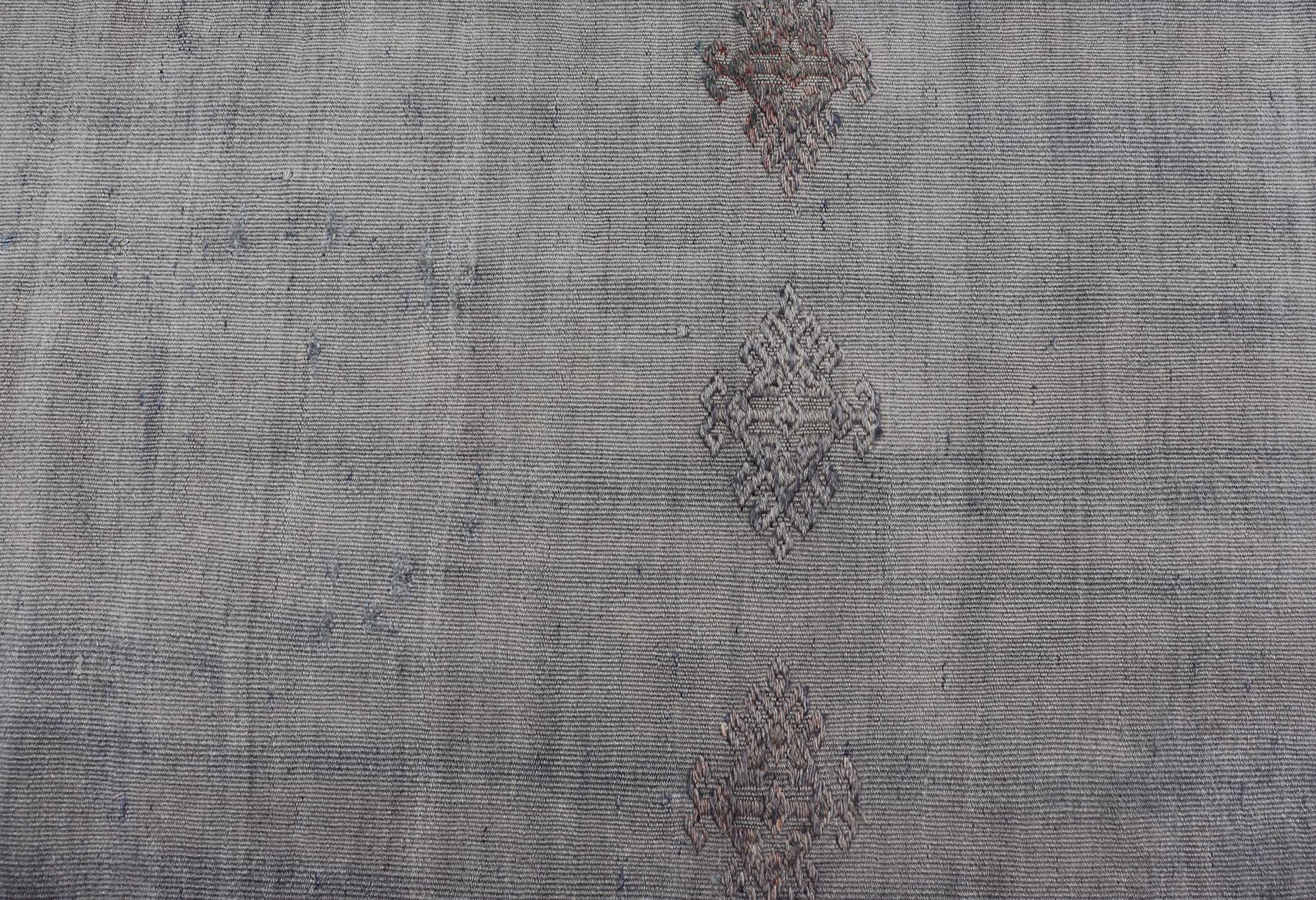 Türkischer Kelim-Läufer im Vintage-Stil mit subtilen geometrischen Motiven und weichen grauen Tönen im Angebot 5