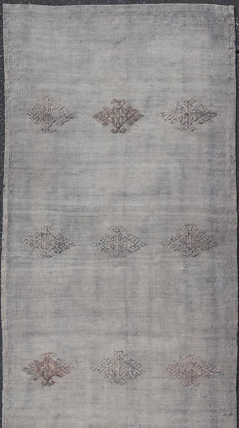 Türkischer Kelim-Läufer im Vintage-Stil mit subtilen geometrischen Motiven und weichen grauen Tönen (Handgewebt) im Angebot
