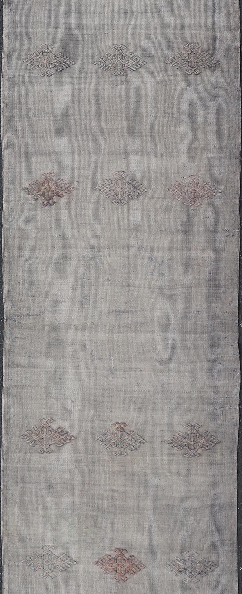 Türkischer Kelim-Läufer im Vintage-Stil mit subtilen geometrischen Motiven und weichen grauen Tönen im Zustand „Gut“ im Angebot in Atlanta, GA
