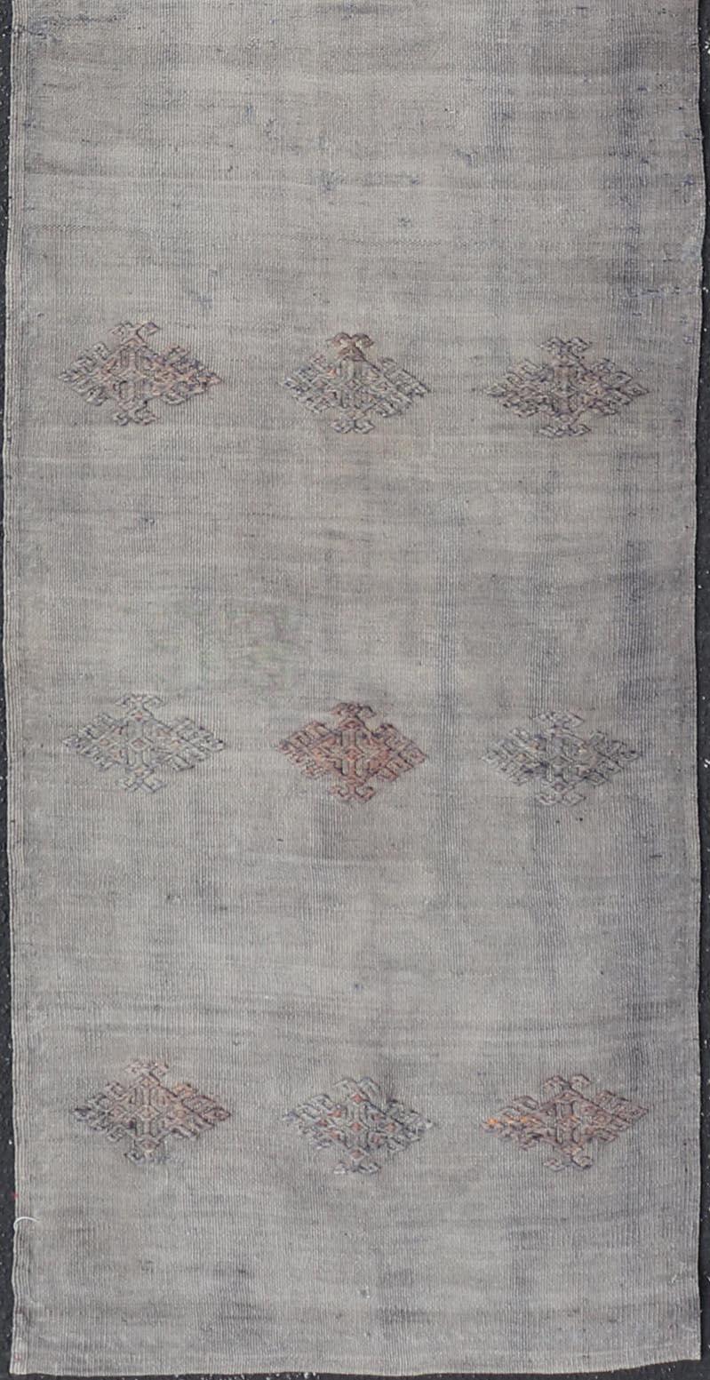 Türkischer Kelim-Läufer im Vintage-Stil mit subtilen geometrischen Motiven und weichen grauen Tönen (20. Jahrhundert) im Angebot