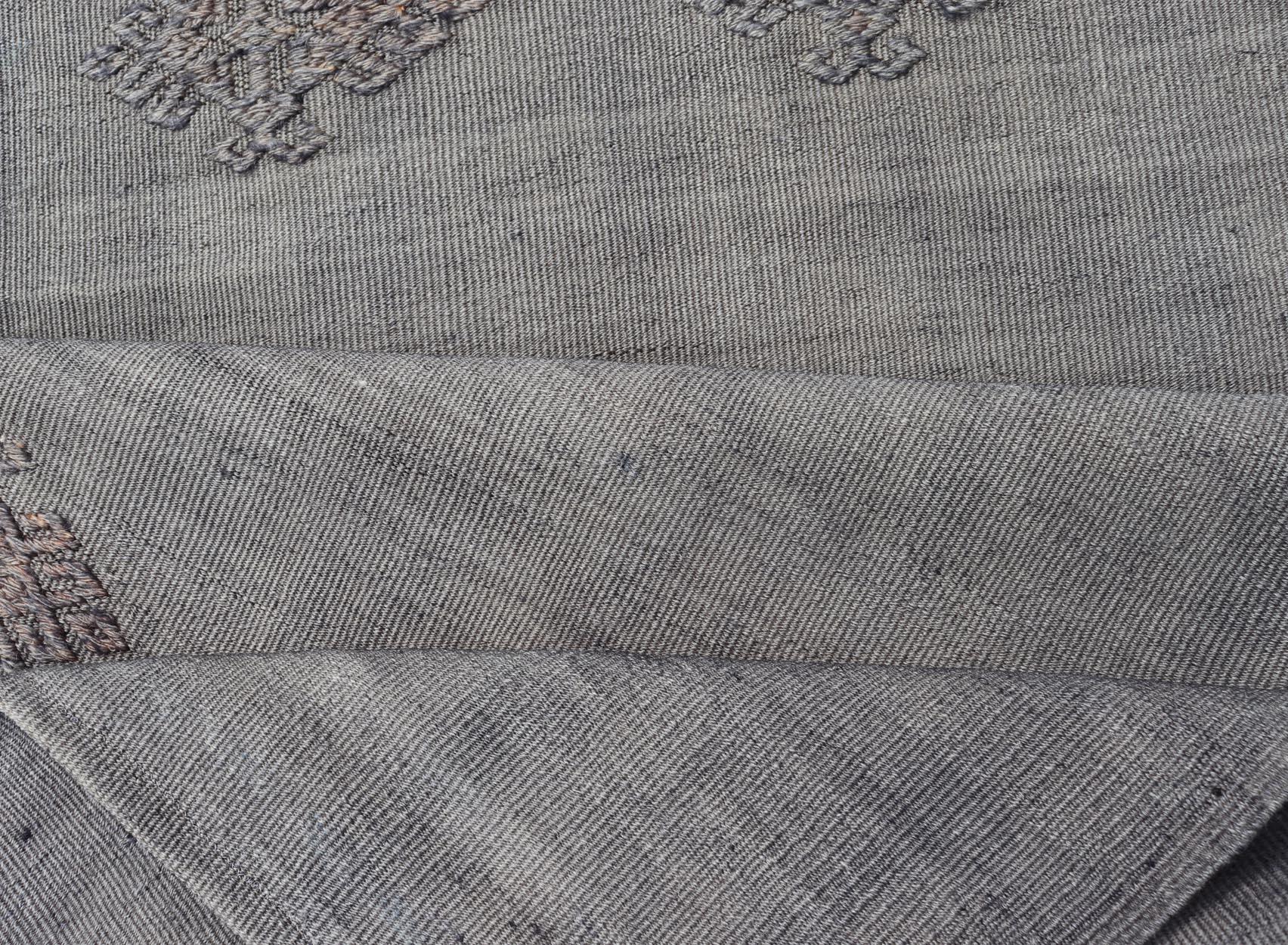 Türkischer Kelim-Läufer im Vintage-Stil mit subtilen geometrischen Motiven und weichen grauen Tönen im Angebot 1