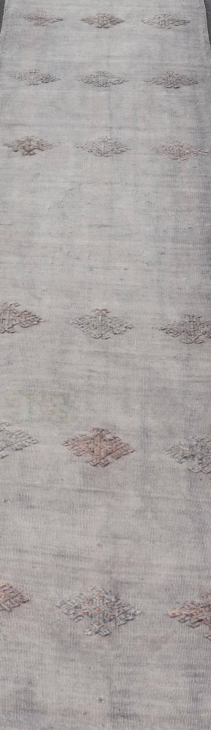 Türkischer Kelim-Läufer im Vintage-Stil mit subtilen geometrischen Motiven und weichen grauen Tönen im Angebot 2