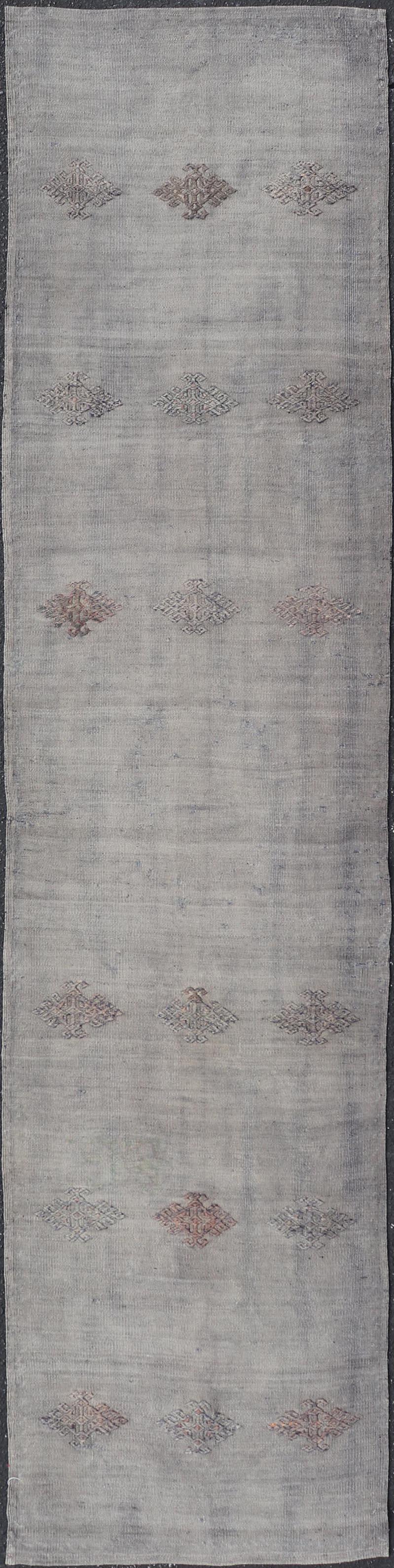 Tapis de couloir Kilim turc vintage aux motifs géométriques subtils et aux tons gris doux